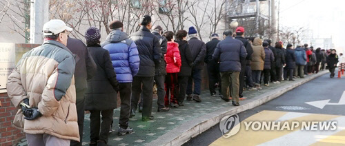 =지난 1월 3일 오전 인천시 남구 노인인력개발센터에서 2017년 노인사회활동지원사업에 구직신청을 하려는 노인들이 길게 줄지어 있다. <연합뉴스>